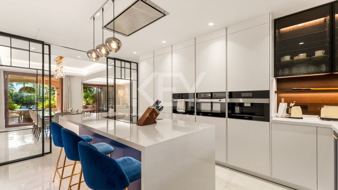 Una Casa de 5 Dormitorios muy Codiciada en Alzambra del Mar, Marbella.