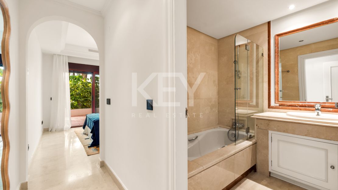 Una Casa de 5 Dormitorios muy Codiciada en Alzambra del Mar, Marbella.