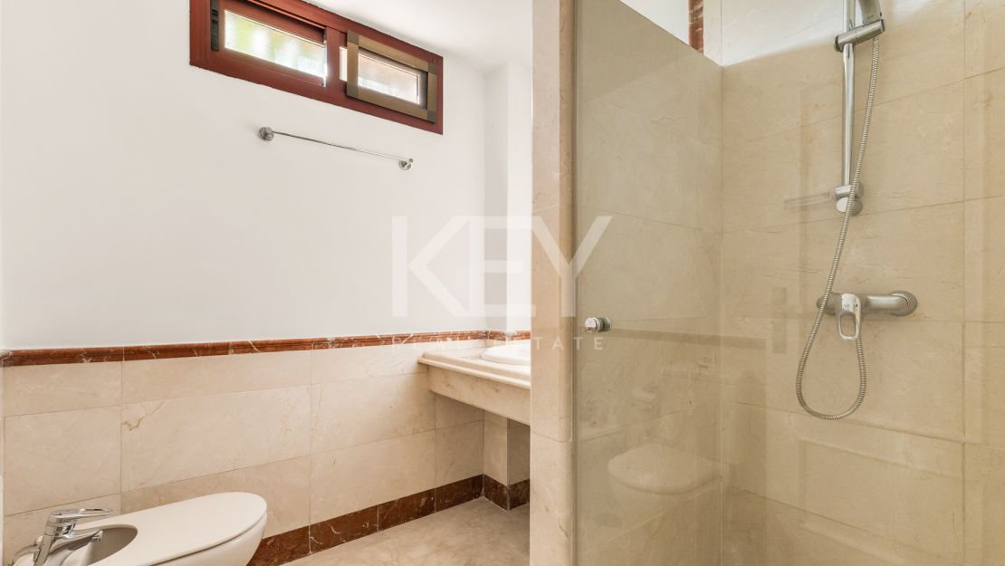 Una Casa de 5 Dormitorios muy Codiciada en Alzambra del Mar, Marbella.