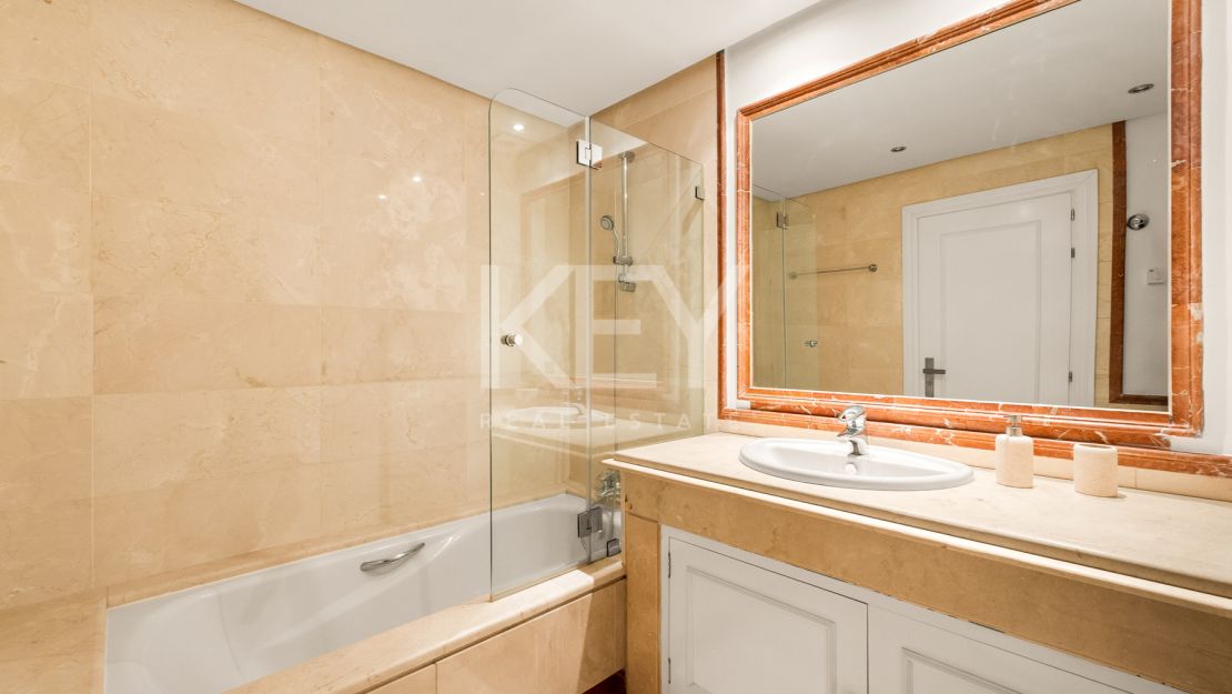 Una Casa de 5 Dormitorios muy Codiciada en Alzambra del Mar, Marbella.