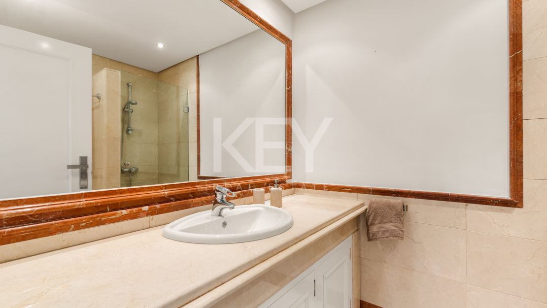 Una Casa de 5 Dormitorios muy Codiciada en Alzambra del Mar, Marbella.