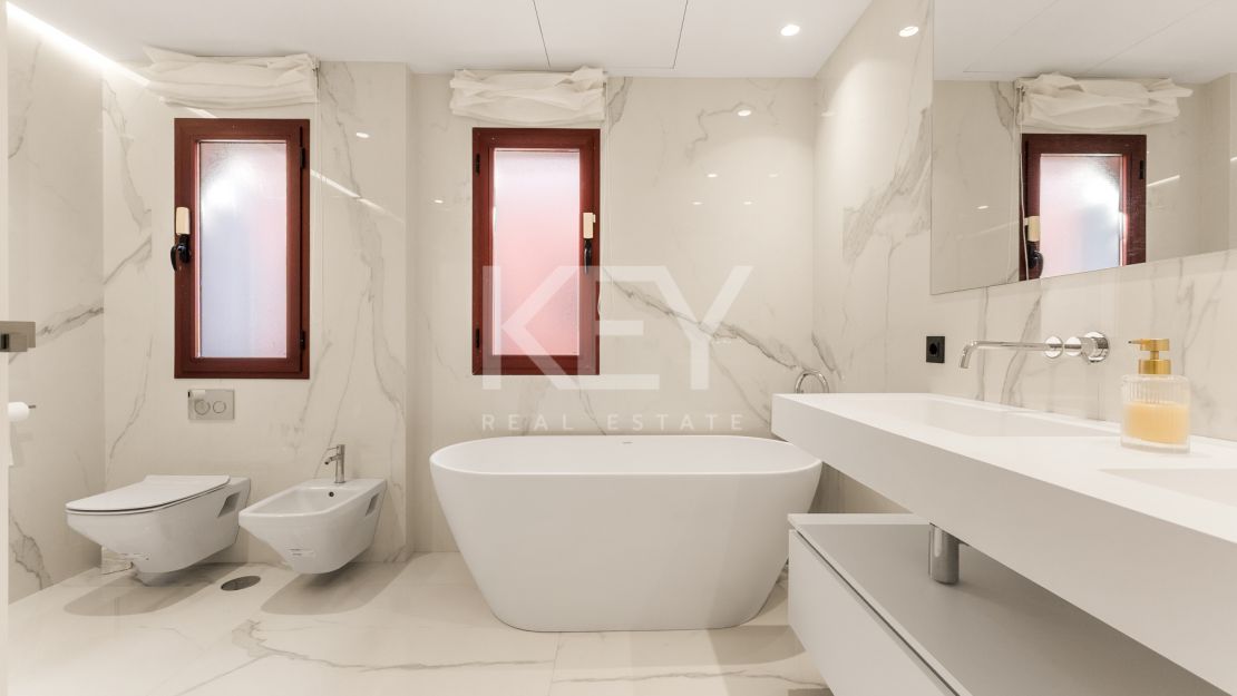 Una Casa de 5 Dormitorios muy Codiciada en Alzambra del Mar, Marbella.