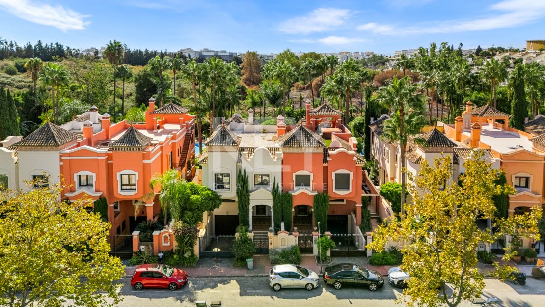 Una Casa de 5 Dormitorios muy Codiciada en Alzambra del Mar, Marbella.
