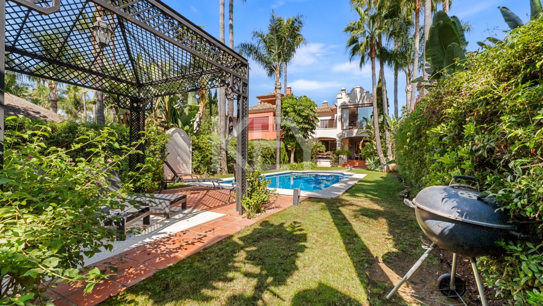 Una Casa de 5 Dormitorios muy Codiciada en Alzambra del Mar, Marbella.