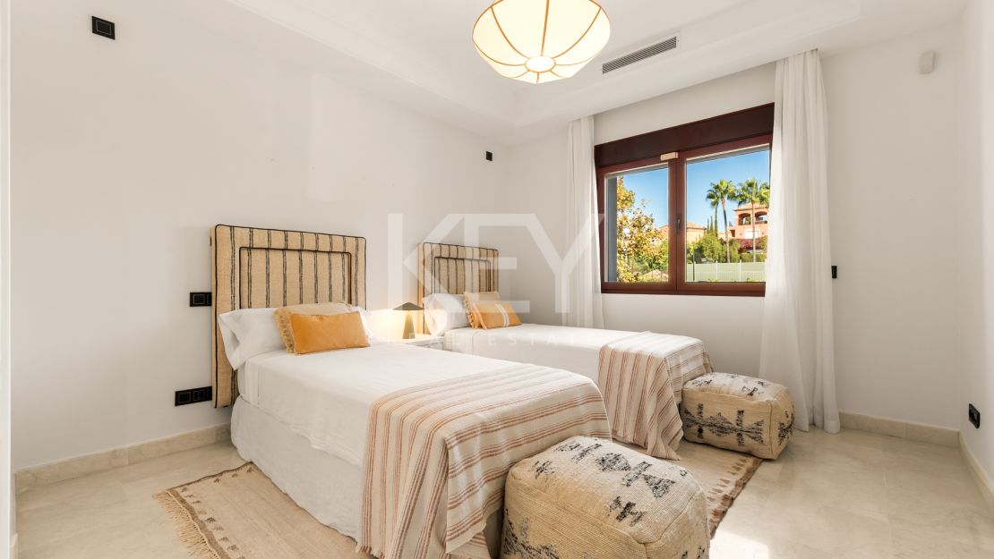 Una Casa de 5 Dormitorios muy Codiciada en Alzambra del Mar, Marbella.