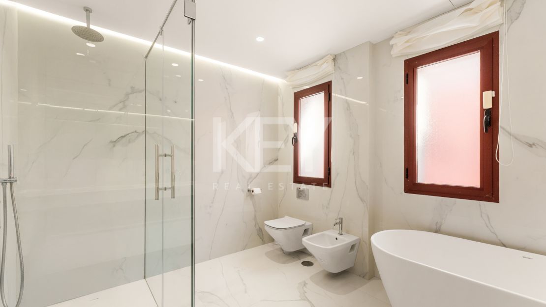 Una Casa de 5 Dormitorios muy Codiciada en Alzambra del Mar, Marbella.