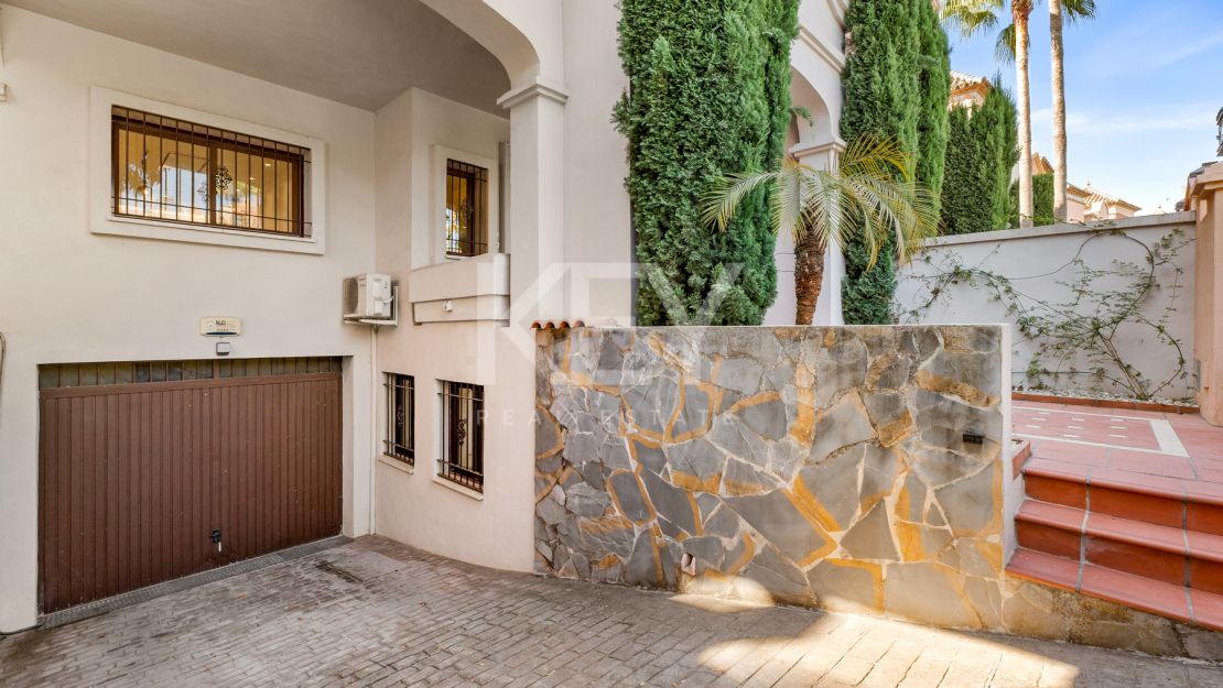 Una Casa de 5 Dormitorios muy Codiciada en Alzambra del Mar, Marbella.