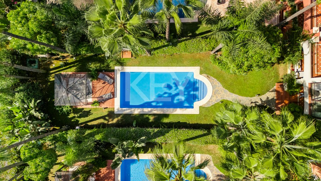 Una Casa de 5 Dormitorios muy Codiciada en Alzambra del Mar, Marbella.