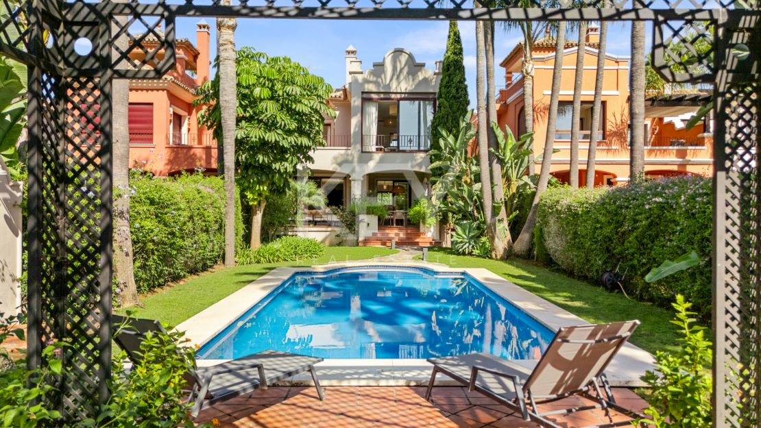 Una Casa de 5 Dormitorios muy Codiciada en Alzambra del Mar, Marbella.