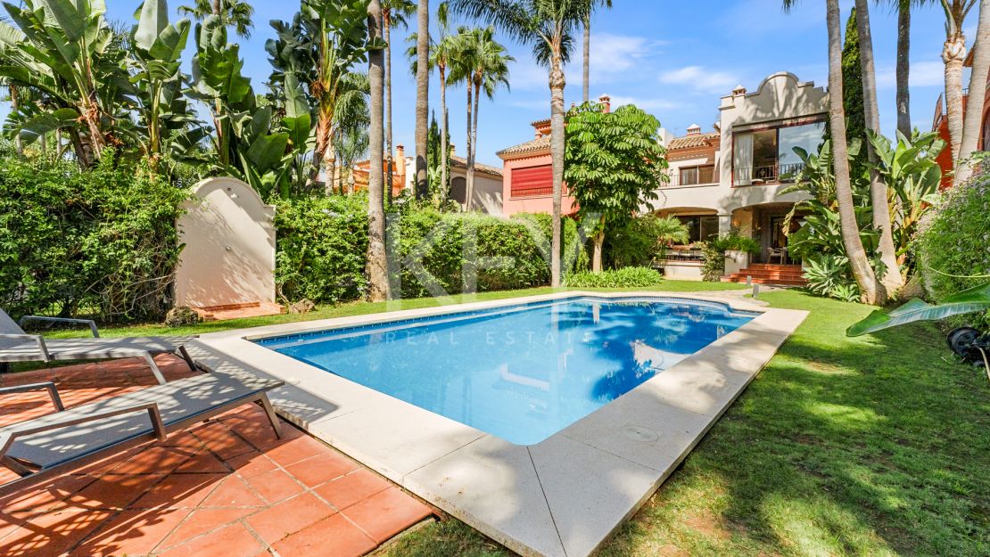 Una Casa de 5 Dormitorios muy Codiciada en Alzambra del Mar, Marbella.
