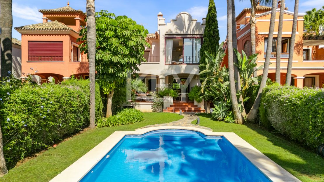 Una Casa de 5 Dormitorios muy Codiciada en Alzambra del Mar, Marbella.
