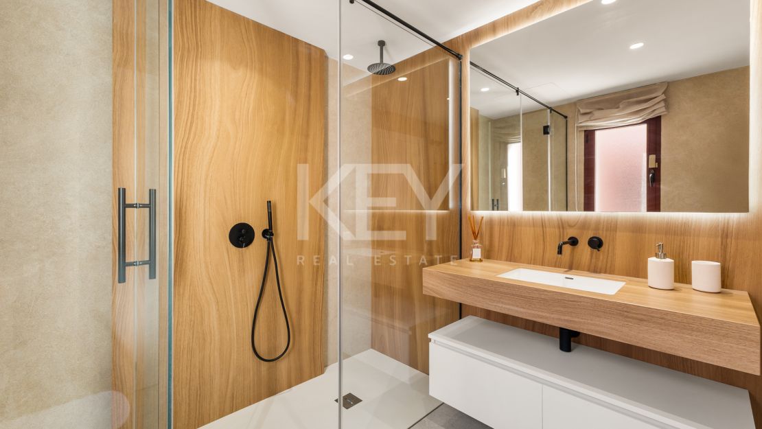 Una Casa de 5 Dormitorios muy Codiciada en Alzambra del Mar, Marbella.