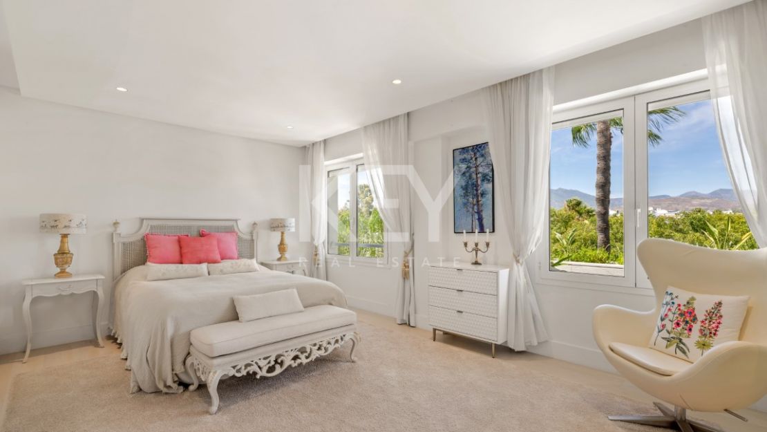 Роскошный двухуровневый пентхаус на первой линии моря на Золотой Миле Марбельи