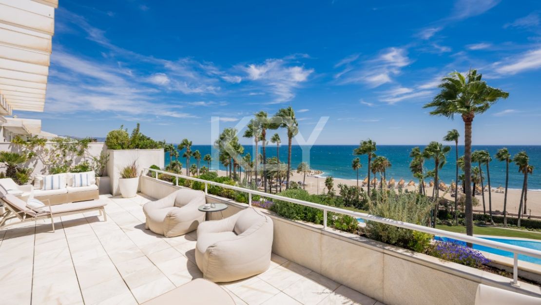 Роскошный двухуровневый пентхаус на первой линии моря на Золотой Миле Марбельи