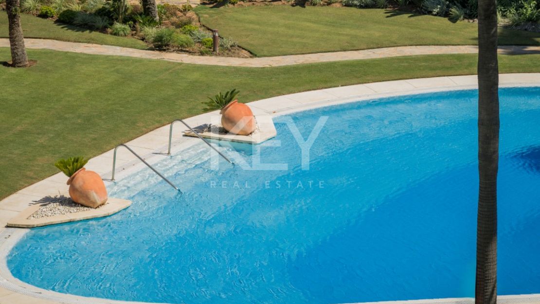 Роскошный двухуровневый пентхаус на первой линии моря на Золотой Миле Марбельи