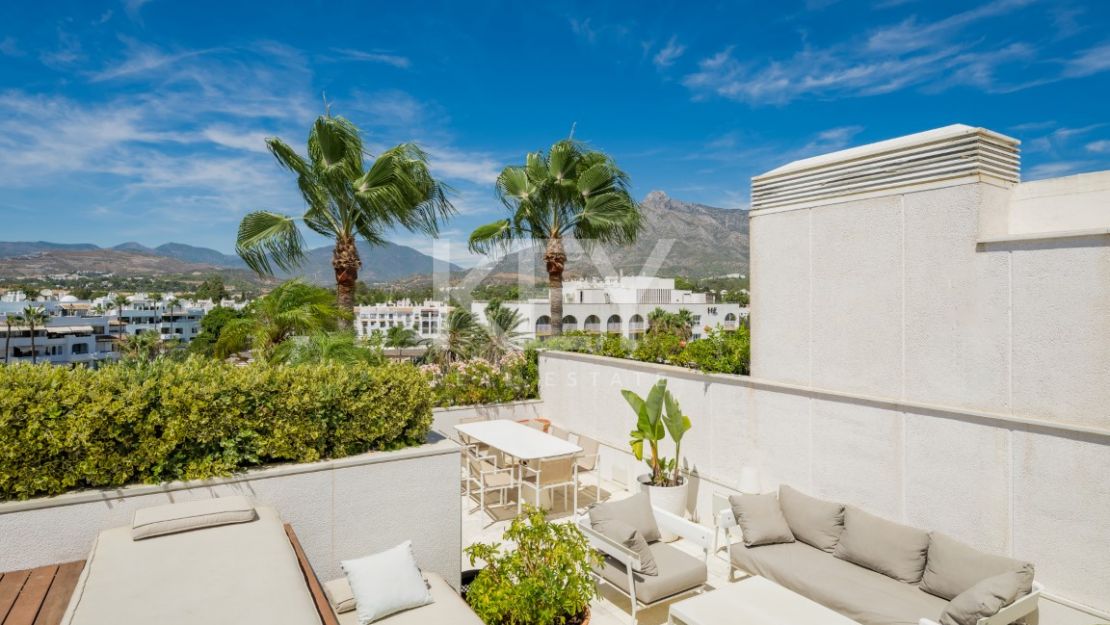 Роскошный двухуровневый пентхаус на первой линии моря на Золотой Миле Марбельи