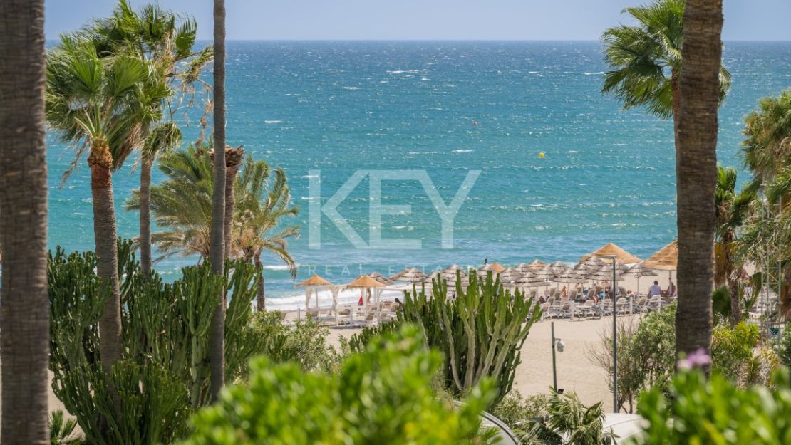 Роскошный двухуровневый пентхаус на первой линии моря на Золотой Миле Марбельи