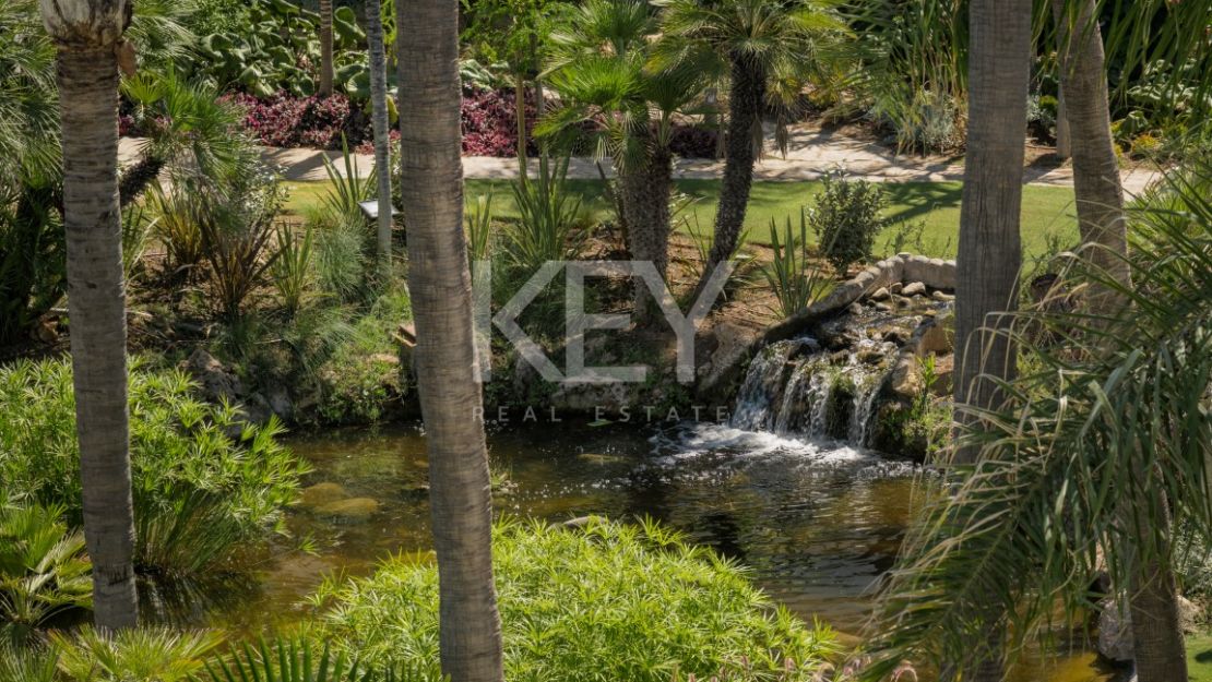 Роскошный двухуровневый пентхаус на первой линии моря на Золотой Миле Марбельи