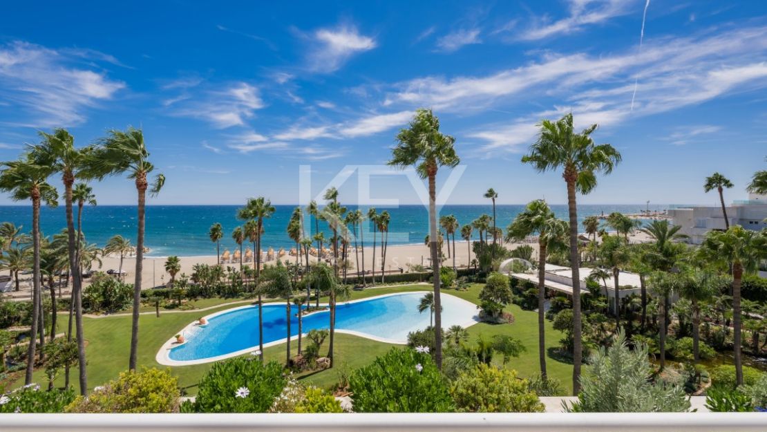 Роскошный двухуровневый пентхаус на первой линии моря на Золотой Миле Марбельи