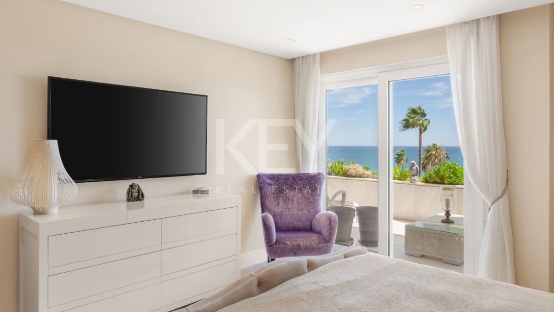 Роскошный двухуровневый пентхаус на первой линии моря на Золотой Миле Марбельи