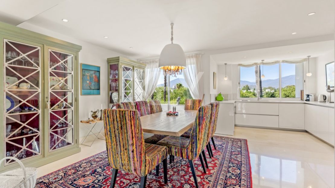 Роскошный двухуровневый пентхаус на первой линии моря на Золотой Миле Марбельи