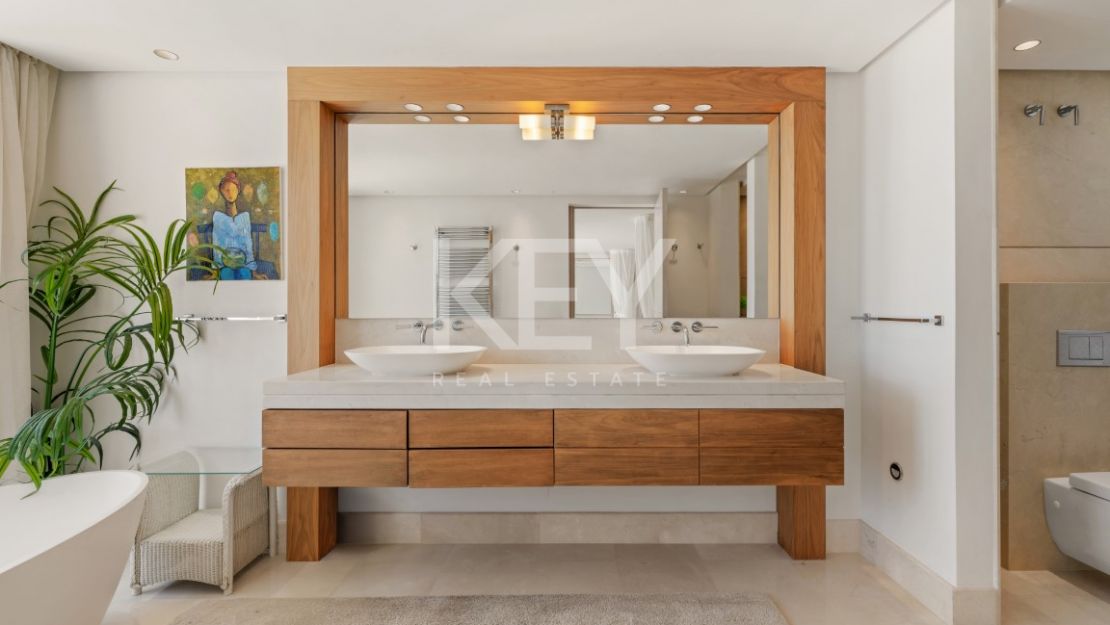 Роскошный двухуровневый пентхаус на первой линии моря на Золотой Миле Марбельи