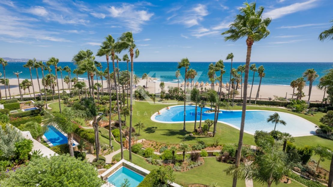 Роскошный двухуровневый пентхаус на первой линии моря на Золотой Миле Марбельи