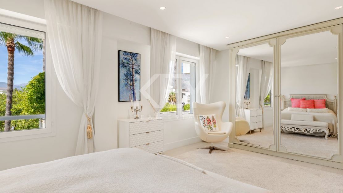 Роскошный двухуровневый пентхаус на первой линии моря на Золотой Миле Марбельи