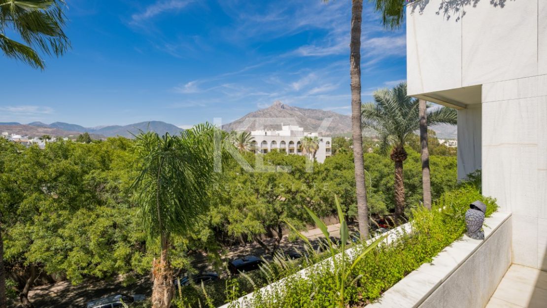 Роскошный двухуровневый пентхаус на первой линии моря на Золотой Миле Марбельи