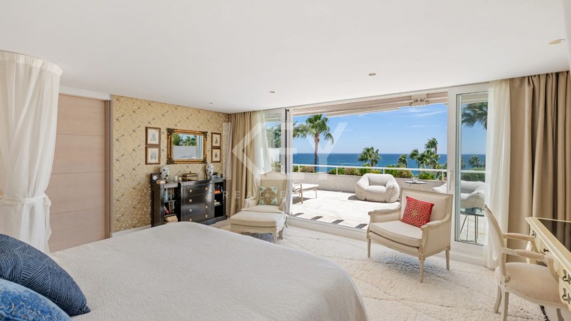 Роскошный двухуровневый пентхаус на первой линии моря на Золотой Миле Марбельи