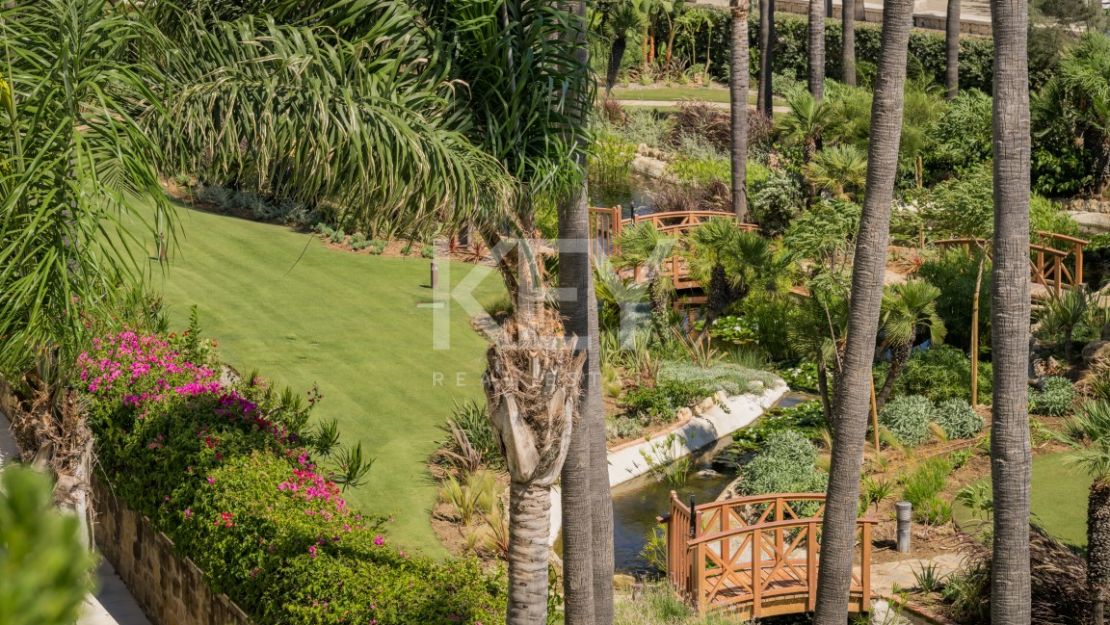 Роскошный двухуровневый пентхаус на первой линии моря на Золотой Миле Марбельи