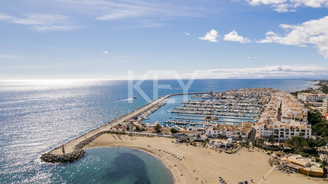 Роскошный двухуровневый пентхаус на первой линии моря на Золотой Миле Марбельи