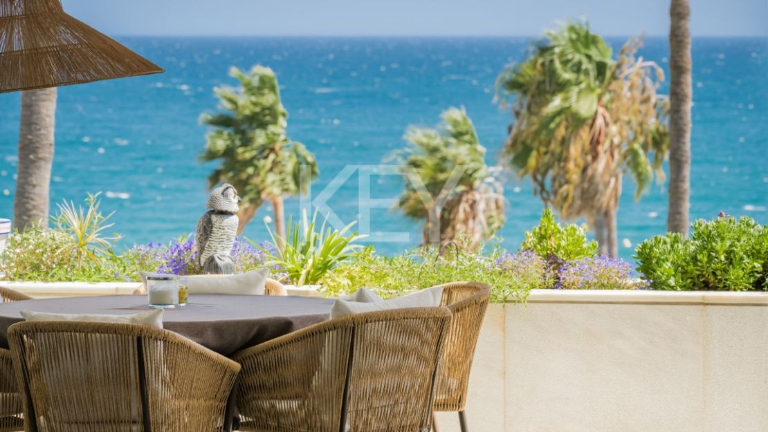 Роскошный двухуровневый пентхаус на первой линии моря на Золотой Миле Марбельи