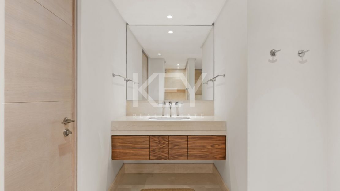 Роскошный двухуровневый пентхаус на первой линии моря на Золотой Миле Марбельи