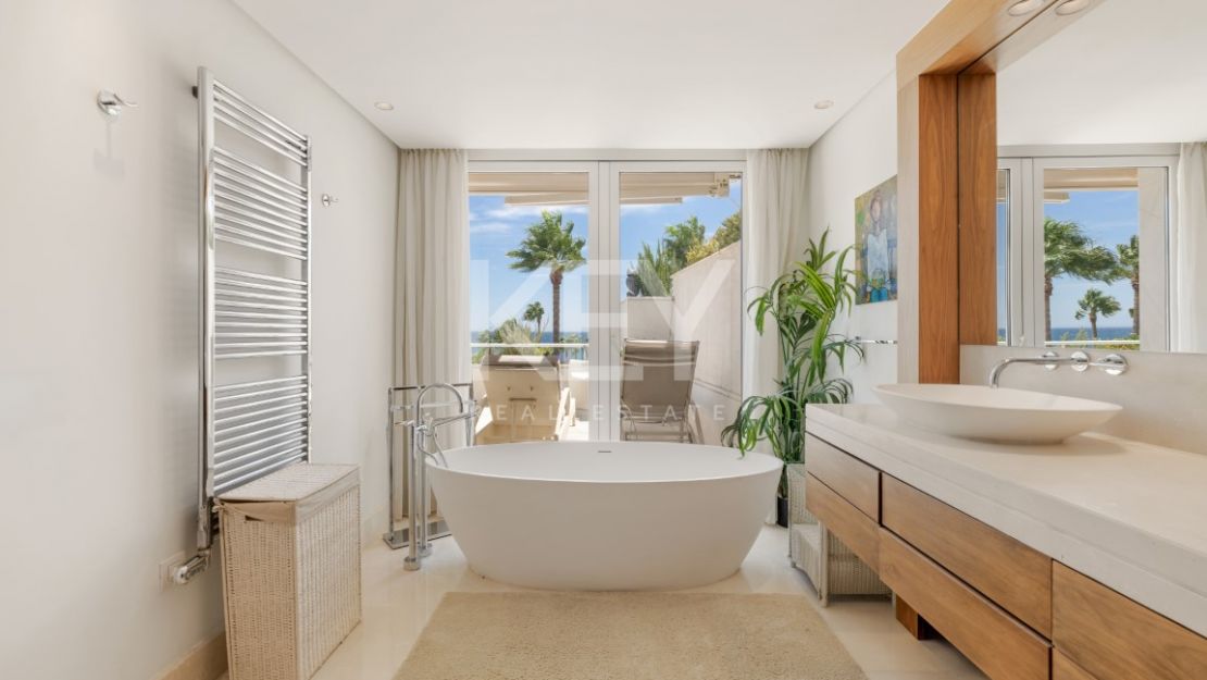 Роскошный двухуровневый пентхаус на первой линии моря на Золотой Миле Марбельи