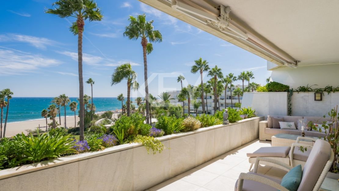 Роскошный двухуровневый пентхаус на первой линии моря на Золотой Миле Марбельи