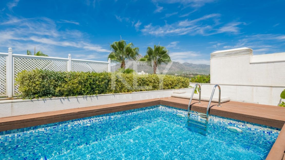 Роскошный двухуровневый пентхаус на первой линии моря на Золотой Миле Марбельи