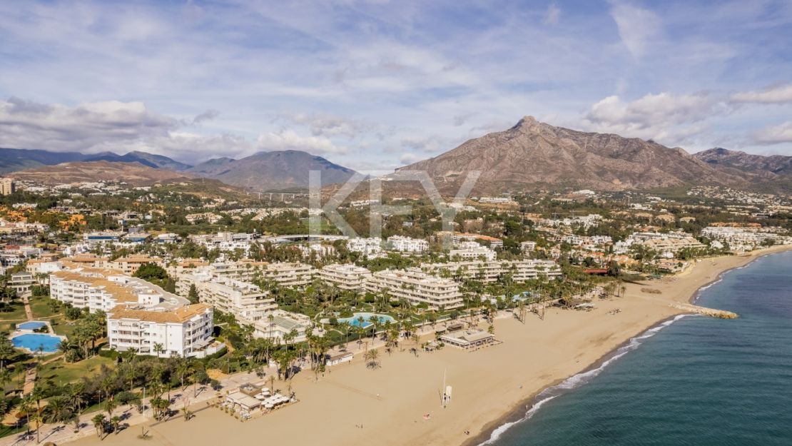 Роскошный двухуровневый пентхаус на первой линии моря на Золотой Миле Марбельи