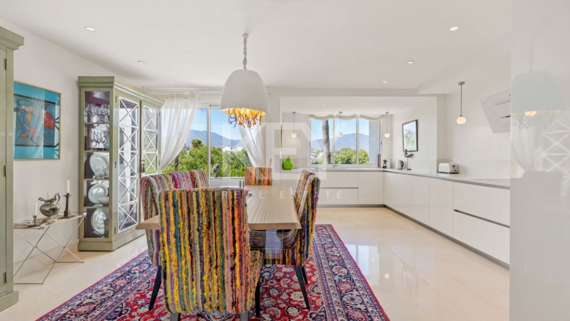 Роскошный двухуровневый пентхаус на первой линии моря на Золотой Миле Марбельи