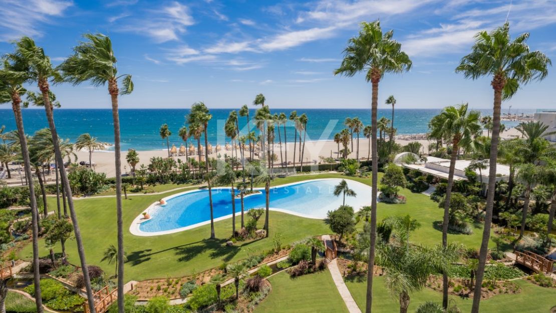 Роскошный двухуровневый пентхаус на первой линии моря на Золотой Миле Марбельи