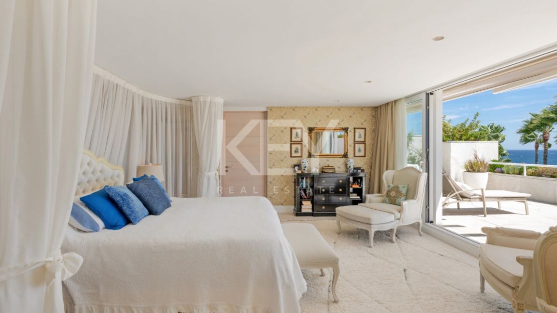 Роскошный двухуровневый пентхаус на первой линии моря на Золотой Миле Марбельи