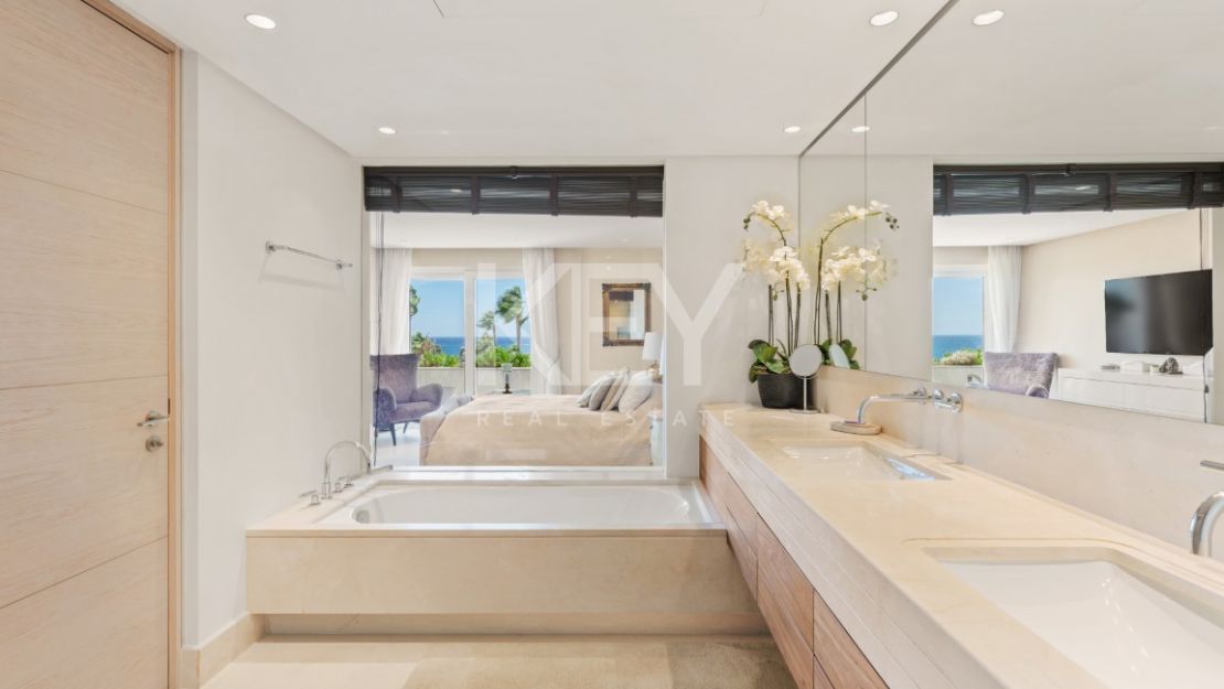 Роскошный двухуровневый пентхаус на первой линии моря на Золотой Миле Марбельи