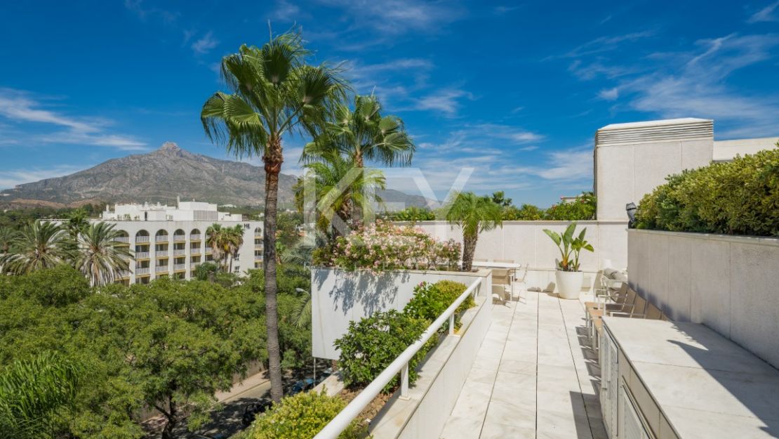 Роскошный двухуровневый пентхаус на первой линии моря на Золотой Миле Марбельи