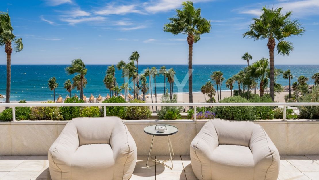 Роскошный двухуровневый пентхаус на первой линии моря на Золотой Миле Марбельи