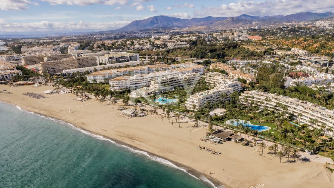 Роскошный двухуровневый пентхаус на первой линии моря на Золотой Миле Марбельи