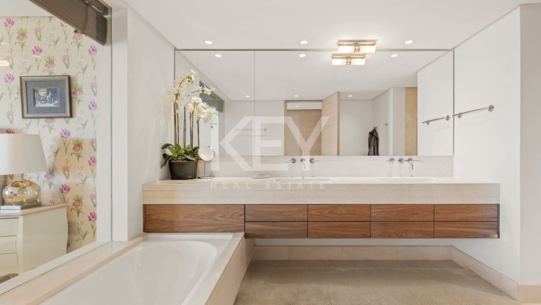 Роскошный двухуровневый пентхаус на первой линии моря на Золотой Миле Марбельи