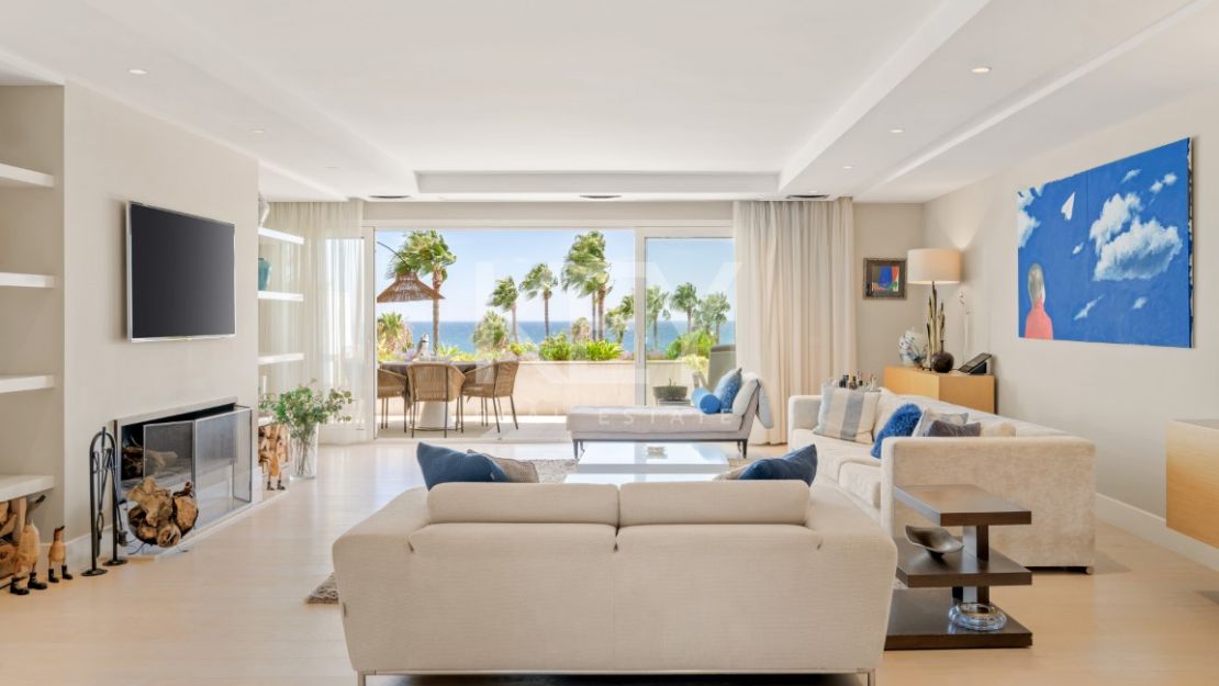 Роскошный двухуровневый пентхаус на первой линии моря на Золотой Миле Марбельи