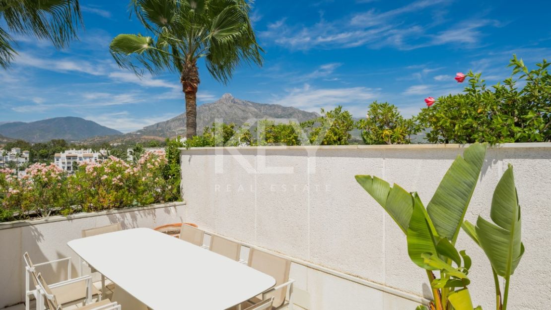 Роскошный двухуровневый пентхаус на первой линии моря на Золотой Миле Марбельи