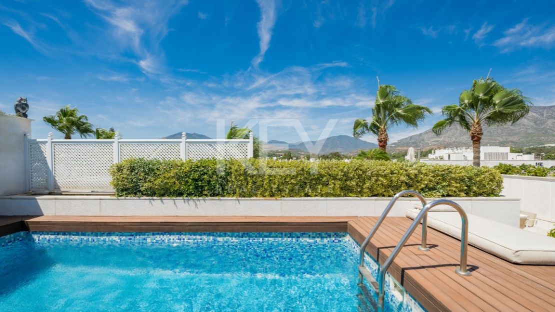 Роскошный двухуровневый пентхаус на первой линии моря на Золотой Миле Марбельи