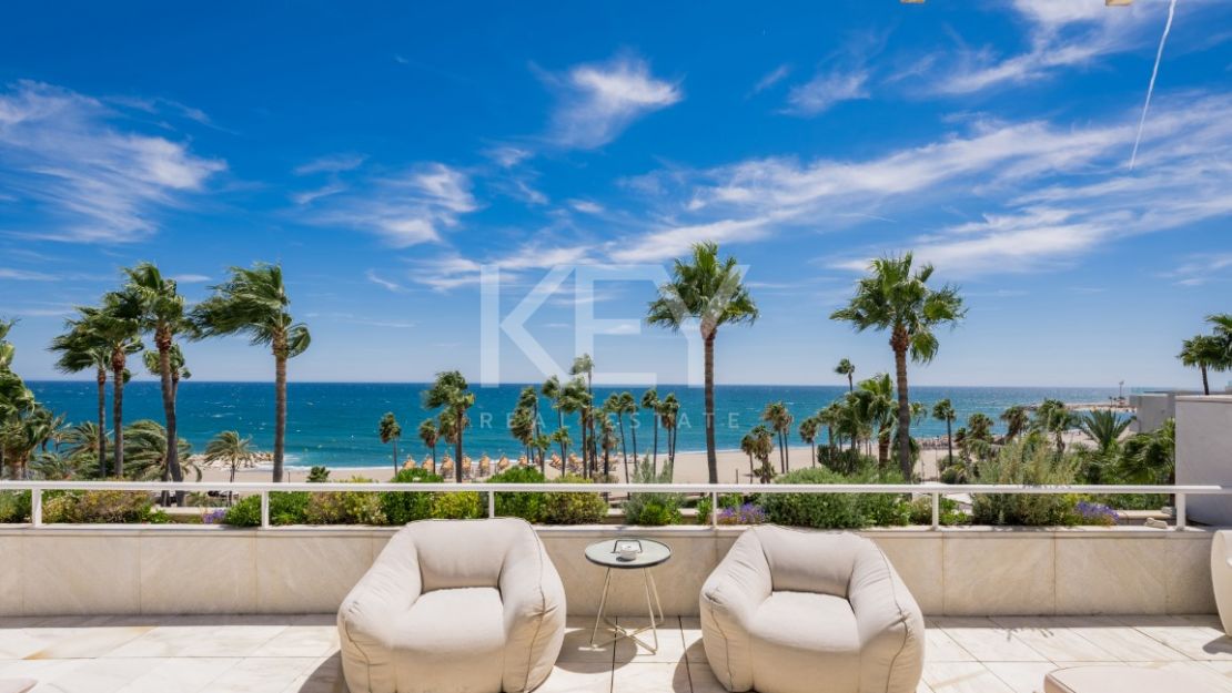 Роскошный двухуровневый пентхаус на первой линии моря на Золотой Миле Марбельи